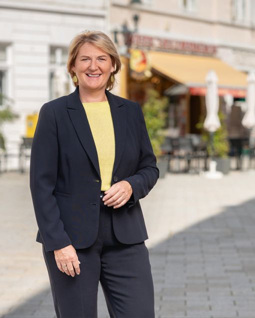 Georg Ecker steht am Bahnsteig vor einem Zug der &Ouml;BB