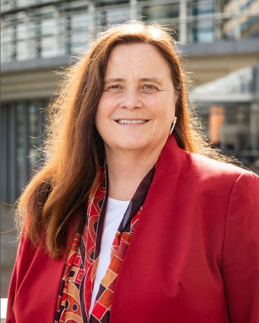 Georg Ecker steht am Bahnsteig vor einem Zug der &Ouml;BB